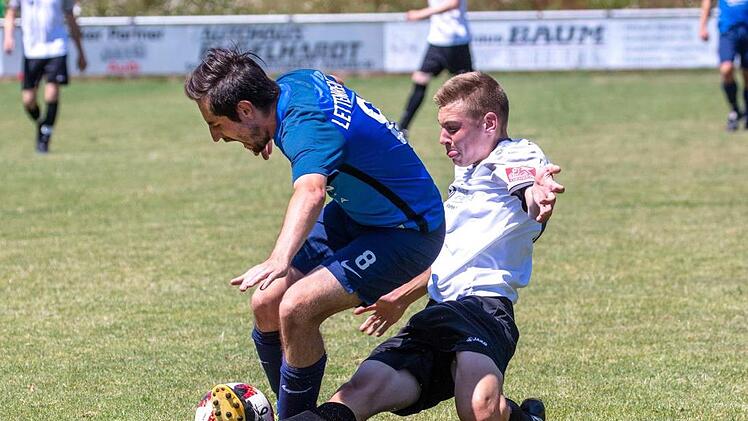 Der Michelauer Dirk Wehner (rechts) grätscht dem Lettenreuther Kevin Pfaff den Ball weg.  Foto: Klaus Gagel
