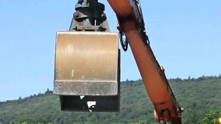 Bei der Sanierung der Kreisstraße FO 33 wurde bei Schossaritz ein Wirtschaftsweg weggebaggert. Jetzt kommt ein Landwirt nicht mehr auf seinen Acker. Deshalb muss die Zufahrt vom Landkreis Forchheim wiederhergestellt werden. Symbolfoto: Archiv
