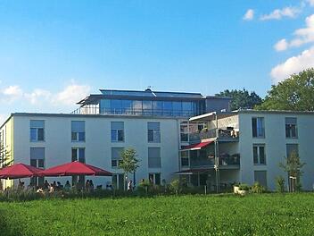 Die Wohnanlage Prien bietet 30 Apartments für behinderte Menschen. Sie wurde vom Verein Leben mit Handicap und Eltern errichtet. Foto: Günther Bauer