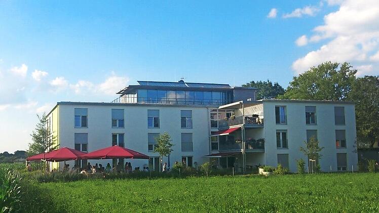 Die Wohnanlage Prien bietet 30 Apartments für behinderte Menschen. Sie wurde vom Verein Leben mit Handicap und Eltern errichtet. Foto: Günther Bauer