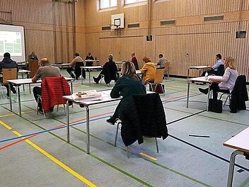 Wegen des Abstandsgebotes tagte der Gemeinderat Untermerzbach am Montagabend in der Sporthalle.  Foto: Helmut Will