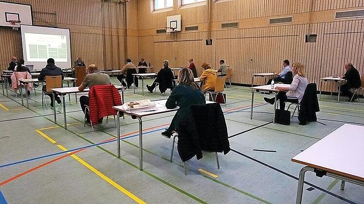Wegen des Abstandsgebotes tagte der Gemeinderat Untermerzbach am Montagabend in der Sporthalle.  Foto: Helmut Will