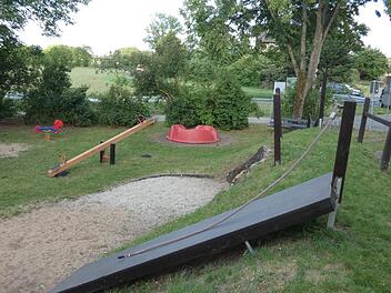 Der Spielplatz in Horhausen wird in Teilbereichen erneuert und attraktiver gestaltet. In Zukunft gibt es einen Sandspielturm, ein Klettergerüst mit Hangelseil, ein Spinnennetz sowie ein neues Karussell für die Kinder. Christian Licha