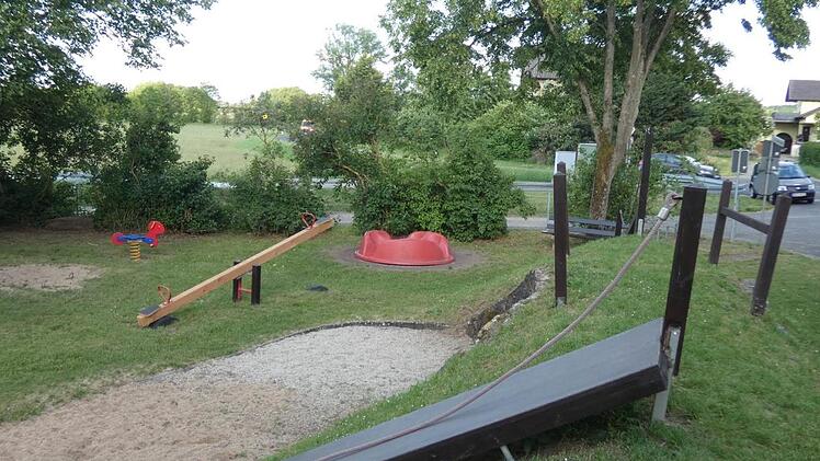 Der Spielplatz in Horhausen wird in Teilbereichen erneuert und attraktiver gestaltet. In Zukunft gibt es einen Sandspielturm, ein Klettergerüst mit Hangelseil, ein Spinnennetz sowie ein neues Karussell für die Kinder. Christian Licha
