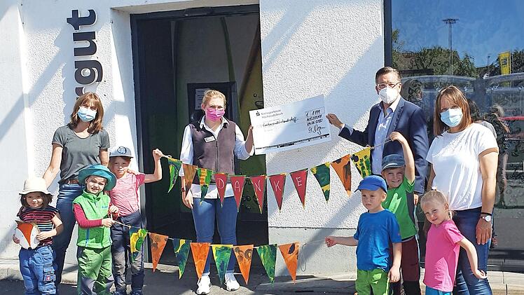 In Zeiten von Corona fand die Spendenübergabe an den "Fuchsbau" mit Schutzmasken statt. Foto: Johanna Blum