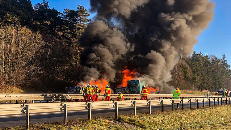 Lkw rammt US-Militärkonvoi auf Autobahn