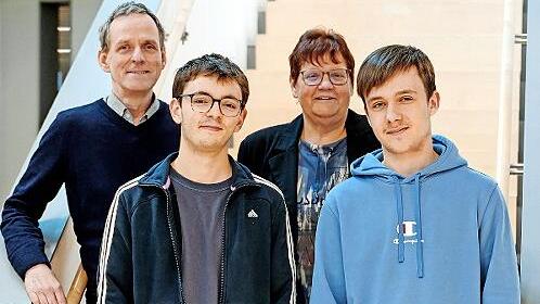 V.l.: Martin Erzfeld, Leiter der st&auml;dtischen Musikschule, mit Christiane Wei&szlig;, Leiterin der Stadtb&uuml;cherei, und den beiden Freiwilligen Moritz Palowski und Ryan Back.