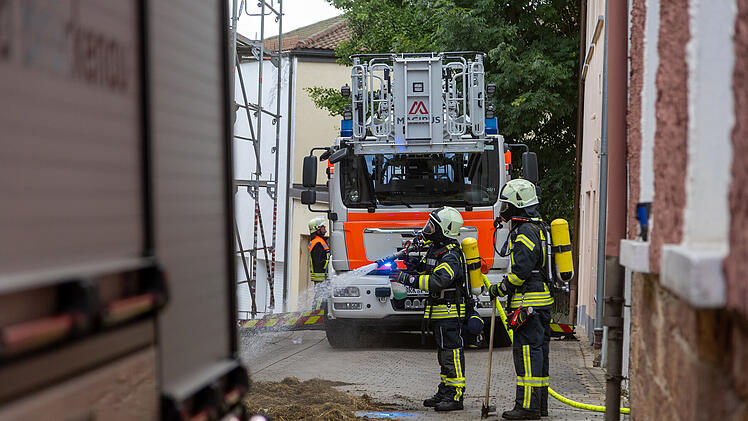 Gro&szlig;alarm in Bad Br&uuml;ckenau: Feuerwehr k&auml;mpft gegen Scheunenbrand