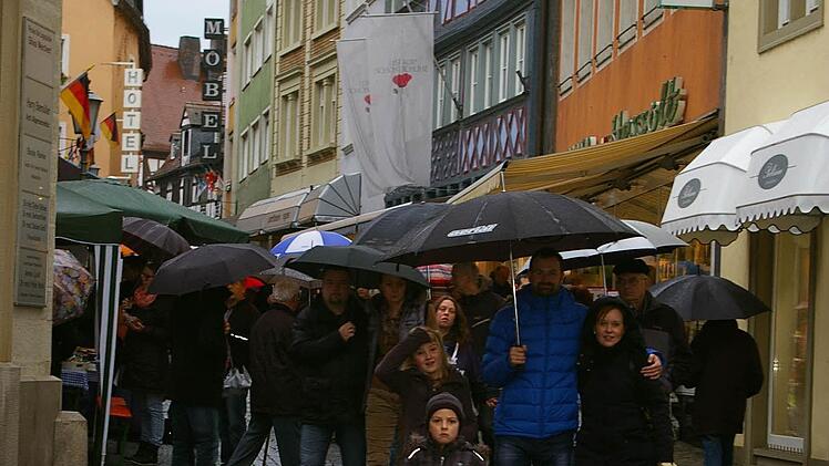 Gut beschirmt durch Kitzingens Marktstraße.