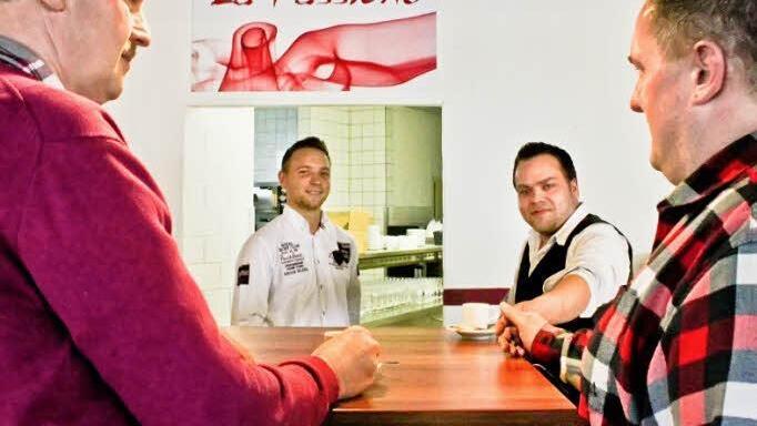 Gerald Brehm (l.) und Sportzentrum-Betriebsleiter Hans-Peter Philipp (r.) trinken einen Espresso im "La Passione". So heißt das Freibad-Restaurant von Konstantin Kussberger und Christian Seegerer (2. v.r.). Foto: S.Martin