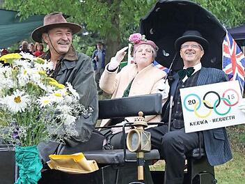Königin Elisabeth (Heike Köhler) und Prinz Philipp (Rudolf Stöckert) besuchen in diesem Jahr die Herrether Kirchweiholympiade. Foto: Michael Stelzner