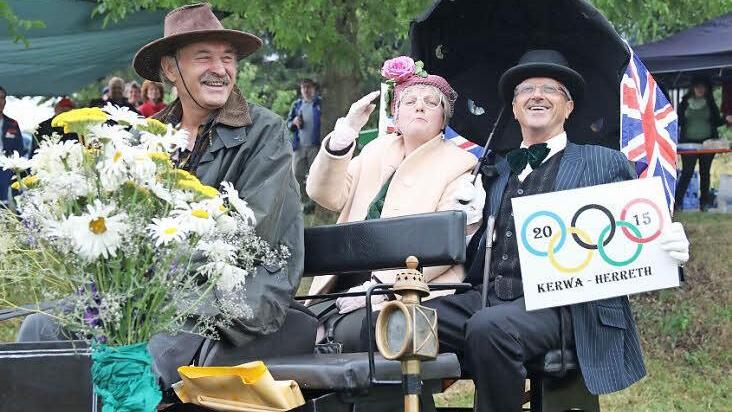 Königin Elisabeth (Heike Köhler) und Prinz Philipp (Rudolf Stöckert) besuchen in diesem Jahr die Herrether Kirchweiholympiade. Foto: Michael Stelzner