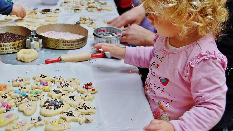 Auch die Kleinsten können schon backen. Foto: Sigismund von Dobschütz
