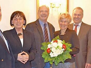 Der Regionmed-Klinikverbund hat den Neustadter Klinik-Chefarzt bereits verabschiedet. Von links: Joachim Bovelet, Christine Zitzmann, Dr. Peter Frieß, Ilona Frieß, Frank Rebhan und Hauke Schild. Foto: Regiomed