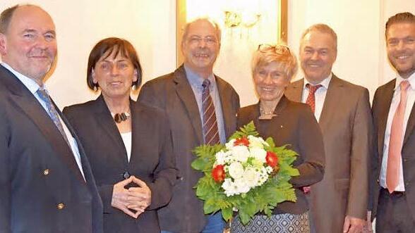 Der Regionmed-Klinikverbund hat den Neustadter Klinik-Chefarzt bereits verabschiedet. Von links: Joachim Bovelet, Christine Zitzmann, Dr. Peter Frieß, Ilona Frieß, Frank Rebhan und Hauke Schild. Foto: Regiomed