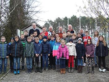 Die teilnehmenden Kinder und Jugendlichen mit Bürgermeister German Hacker, ASV-Vorsitzendem Michael Persang, Harald Wegmann, Franz Hilbert und Werner BöckleinRichard Sänger