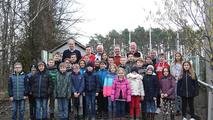 Die teilnehmenden Kinder und Jugendlichen mit Bürgermeister German Hacker, ASV-Vorsitzendem Michael Persang, Harald Wegmann, Franz Hilbert und Werner BöckleinRichard Sänger
