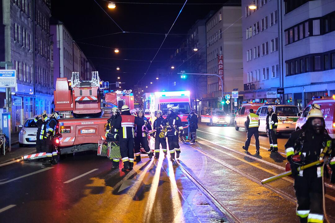 Mehrfamilienhaus in Nürnberg brennt: 12 Verletzte