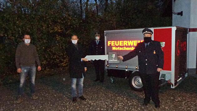 Vorsitzender Norbert Erhardt, B&uuml;rgermeister Robert Bosch, Kreisbrandrat Stefan H&auml;rtlein und Kommandant Patrick Becker (von links) bei der &Uuml;bergabe des neuen H&auml;ngers Foto: privat