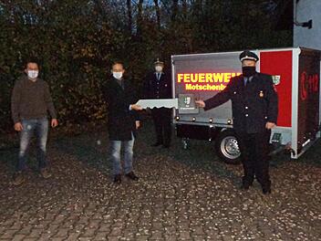 Vorsitzender Norbert Erhardt, Bürgermeister Robert Bosch, Kreisbrandrat Stefan Härtlein und Kommandant Patrick Becker (von links) bei der Übergabe des neuen Hängers Foto: privat