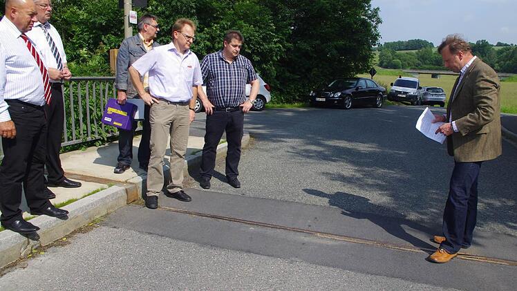 Markus Albrecht macht auf die beschädigte Übergangs-Konstruktion der Rodachbrücke in Oberlangenstadt aufmerksam.