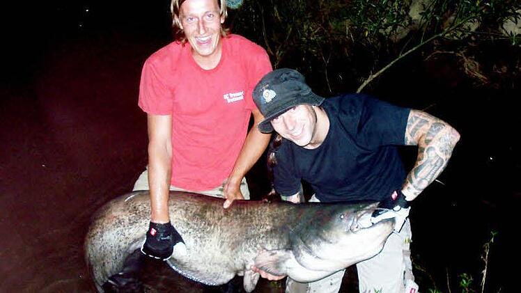 Der glückliche Jungangler Andreas Hofmann (rechts) mit dem Waller, der vier Zentimeter größer ist als er selbst. Rolf Laubmeister musste ihm behilflich sein, um den Fang an Land zu ziehen.  Foto: ab