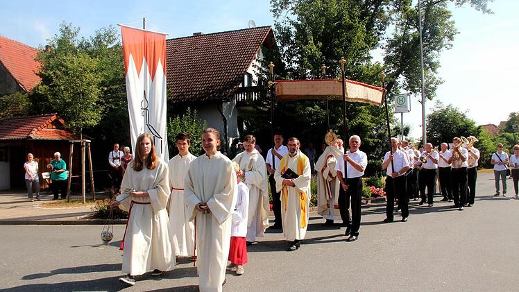 Eine Prozession mit dem Allerheiligsten zur Kreuzigungsgruppe am Ortsausgang schloss sich dem Gottesdienst an.