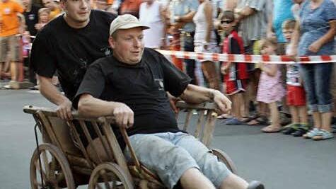 Dass irgendwas nicht so läuft, wie es soll, sah man den Gesichtern von Oliver Geyer und Michael Wozelka schon kurz vor ihrem unfreiwilligen Bremsmanöver an. Passiert ist zum Glück nichts - auch Beinbremsen können nützlich sein.