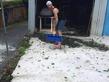 Kevin Wunder musste zur Schneeschaufel greifen. Fotos: Wunder