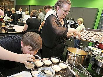 Kerstin Weber und ihr Sohn David sind ein tolles Team am Herd. Letztes Jahr haben sie bei der Küchenschlacht ihr Können gezeigt und hatten viel Spaß dabei. Foto: Archiv/Barbara Herbst