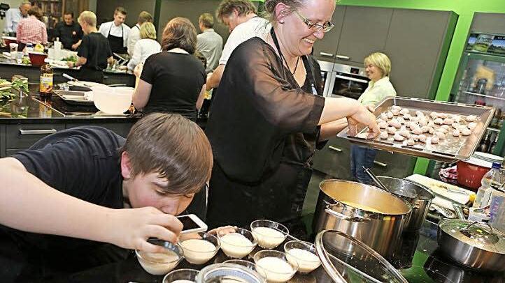 Kerstin Weber und ihr Sohn David sind ein tolles Team am Herd. Letztes Jahr haben sie bei der Küchenschlacht ihr Können gezeigt und hatten viel Spaß dabei. Foto: Archiv/Barbara Herbst