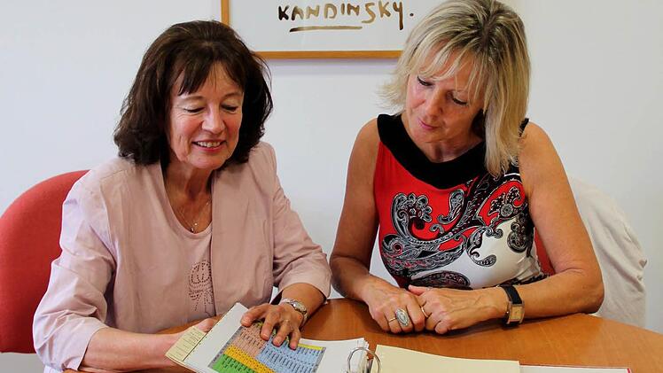 Wechsel an der Spitze der Anton-Wölker-Grundschule in Höchstadt. Irmhild Lommer und Rosi Wagner (rechts) im Gespräch. Foto: Johanna Blum