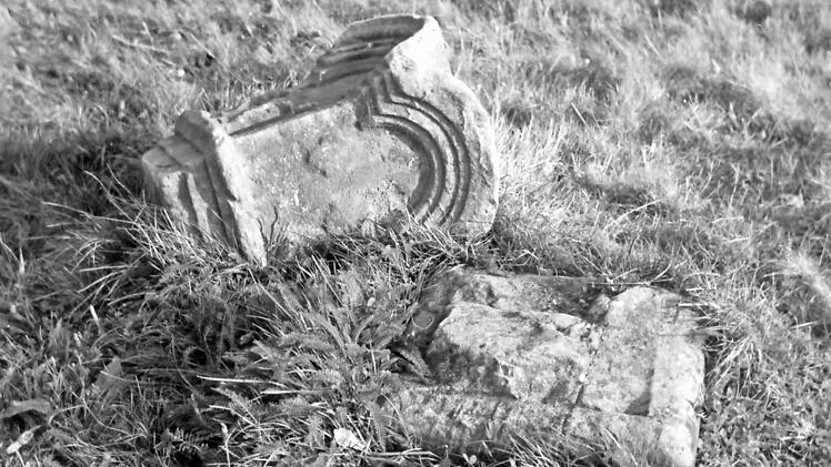 Die Überreste einer Marter 1973 am alten Kirchenweg von Eila