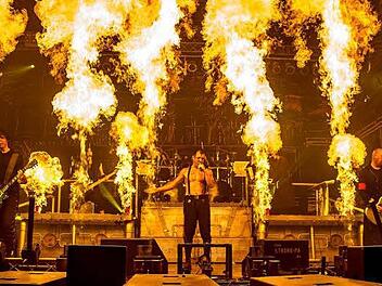 Die Rammstein-Tribute-Band Stahlzeit mit ihrem Frontmann Heli Reißenweber (MItte) aus Kulmbach. Foto: Jörg Fischer