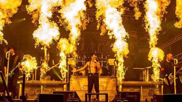 Die Rammstein-Tribute-Band Stahlzeit mit ihrem Frontmann Heli Reißenweber (MItte) aus Kulmbach. Foto: Jörg Fischer