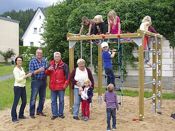 Ein Prosit auf die neue Errungenschaft im "Stadtpark" Fuchsstadt brachten (von links) Stefanie Stober, Rainer Heid, Bürgermeister Peter Hart und OGV-Vorsitzende Brigitte Burtchen aus.  Foto: Winfried Ehling