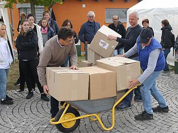 Die Geheimräte konnten zwar viele Kartons stapeln, schafften es aber nicht alle Karton in den drei Minuten ins Ziel zu bringen. Foto: Michael Stelzner