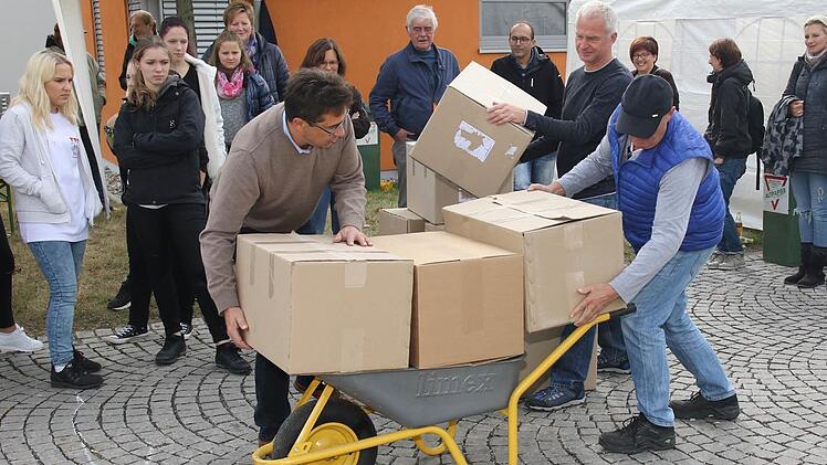 Die Geheimräte konnten zwar viele Kartons stapeln, schafften es aber nicht alle Karton in den drei Minuten ins Ziel zu bringen. Foto: Michael Stelzner