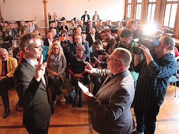 Historischer Moment im April 2016: Ein Sozialdemokrat übernimmt die Führung im Forchheimer Rathaus. Heinz Endres (FBF,rechts) vereidigte damals den neuen OB Uwe Kirschstein, Foto: Archiv/Ekkehard Roepert
