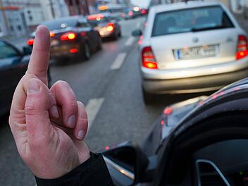 Ein Mann wies einen Falschparker in Münchaurach freundlich auf einen Fehler hin und wurde dafür mit dem Tode bedroht.  Symbolfoto: Jens Büttner/dpa