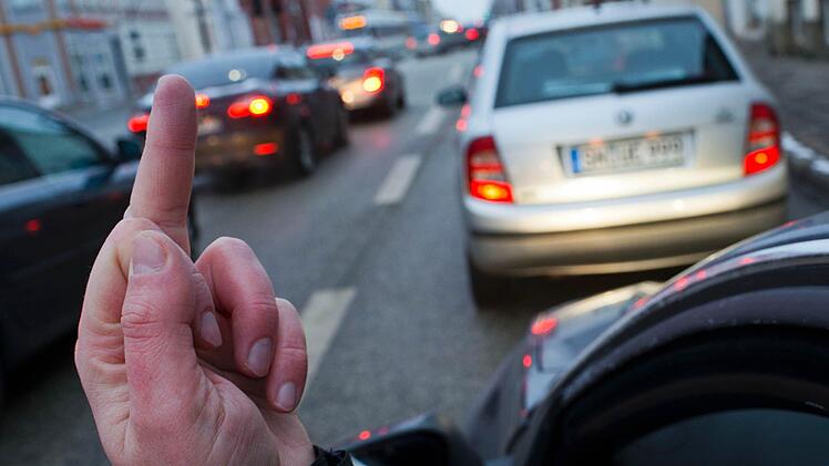 Ein Mann wies einen Falschparker in Münchaurach freundlich auf einen Fehler hin und wurde dafür mit dem Tode bedroht.  Symbolfoto: Jens Büttner/dpa