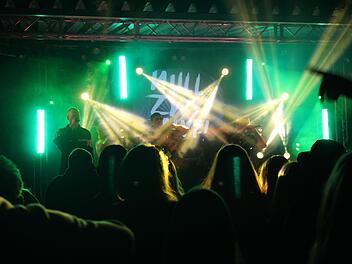 "Null Zwei Zwei" - die Herzogenauracher heizten zum Abschluss des Festivals auf der Music Base ein.  Fotos: Yannick Hupfer
