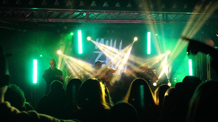 "Null Zwei Zwei" - die Herzogenauracher heizten zum Abschluss des Festivals auf der Music Base ein.  Fotos: Yannick Hupfer