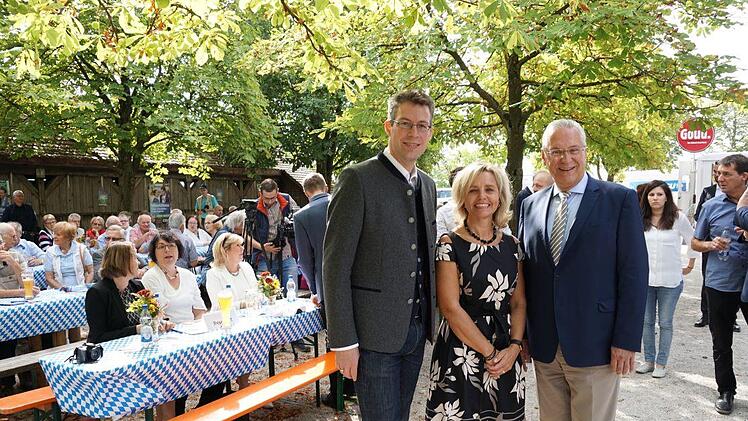 Markus Blume, Generalsekretär der CSU, Alexandra Wunderlich, CSU-Kreisvorsitzenden, und Innenminister Joachim Herrmann beim politischen Frühschoppen im Kosbacher Stadl