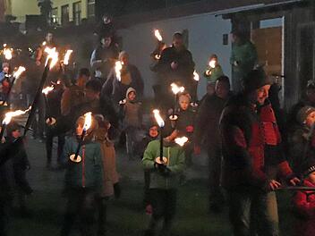 "Hemhofen on fire" lautet der Titel der Fackelwanderung der Jugendfußballer. Foto: Johanna Blum