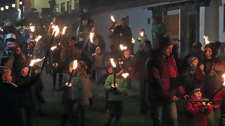 "Hemhofen on fire" lautet der Titel der Fackelwanderung der Jugendfußballer. Foto: Johanna Blum