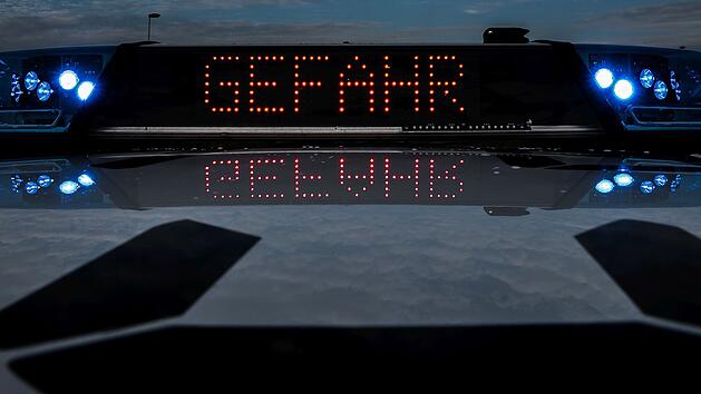 Schwerer Unfall auf A7 nahe Würzburg: Audi RS 3 und Lkw kollidieren