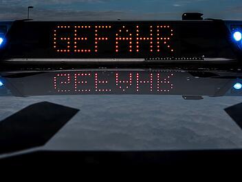 Schwerer Unfall auf A7 nahe Würzburg: Audi RS 3 und Lkw kollidieren Schwerer Unfall auf A7 nahe Würzburg: Audi RS 3 und Lkw kollidieren