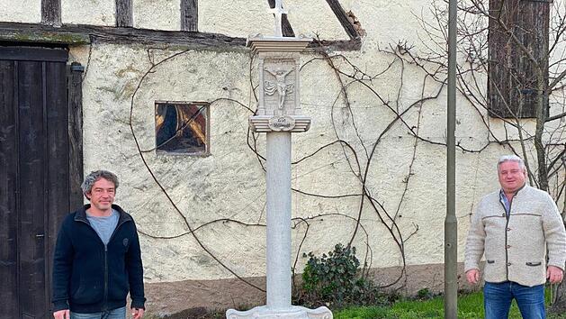 Bürgermeister Alfons Hartlieb (rechts) bedankte sich im Namen der Gemeinde bei Bildhauer Andreas Klesse  für den Bildstock, den der Künstler der Gemeinde zum Geschenk gemacht hat. Christian Ziegler