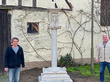 Bürgermeister Alfons Hartlieb (rechts) bedankte sich im Namen der Gemeinde bei Bildhauer Andreas Klesse  für den Bildstock, den der Künstler der Gemeinde zum Geschenk gemacht hat. Christian Ziegler